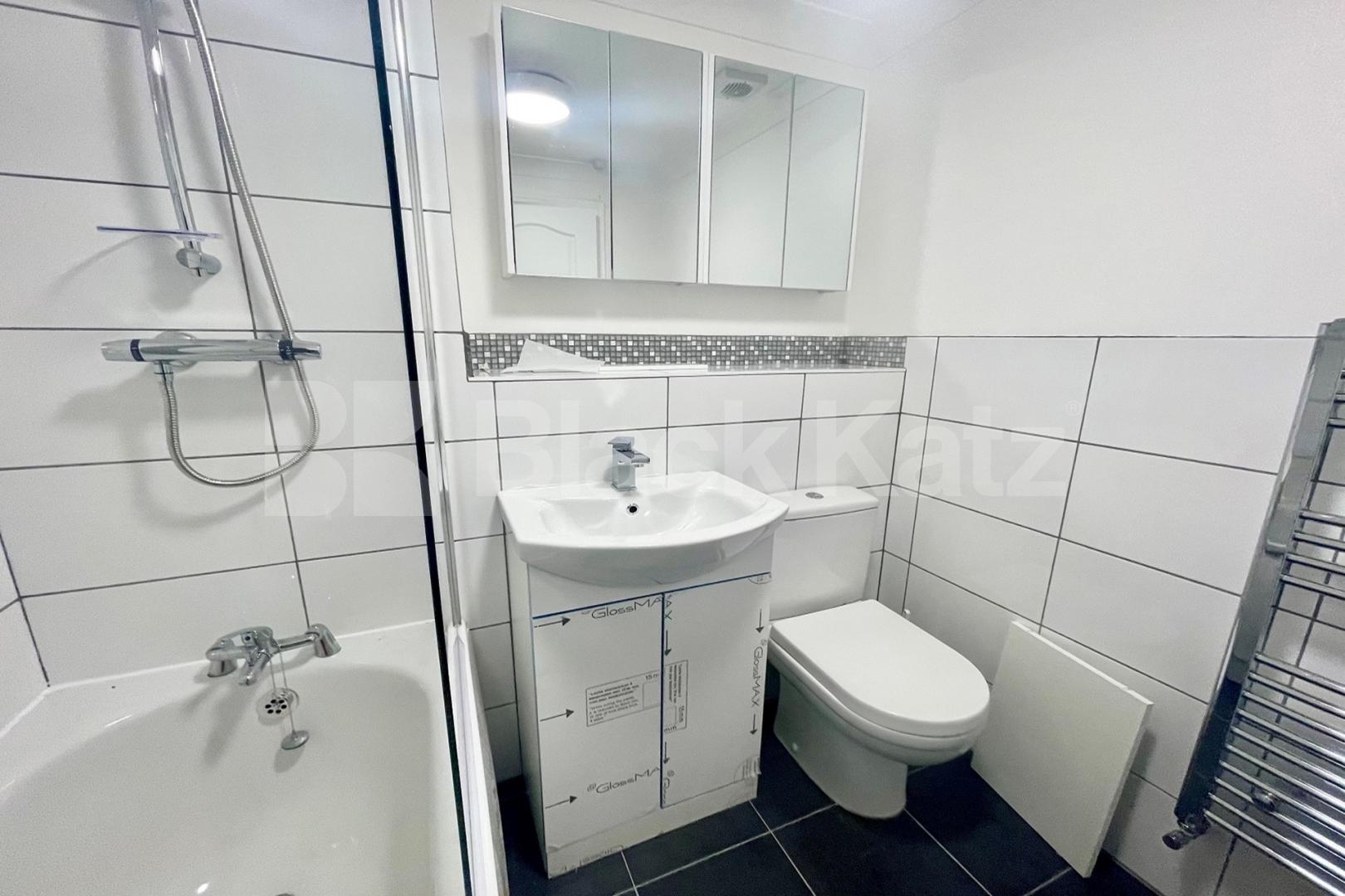  915 Sq. Ft  (85 Sq. Mts.) of living & entertaining space & private parking Beaulieu Lodge - 13 Schooner Close, Isle of Dogs